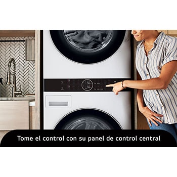 La LG WashTower® WK22WS6E en color blanco, mostrando a una usuaria accediendo fácilmente al panel de control central. Lavadora de 22 kg, Secadora de 22 kg.