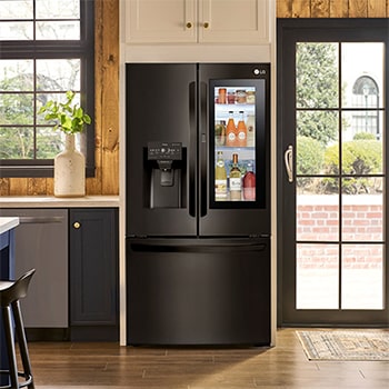 Refrigerador InstaView French Door LG GM28XID Negro Mate, muestra el panel InstaView Door-in-Door iluminado, integrado en una cocina moderna con acentos de madera.
