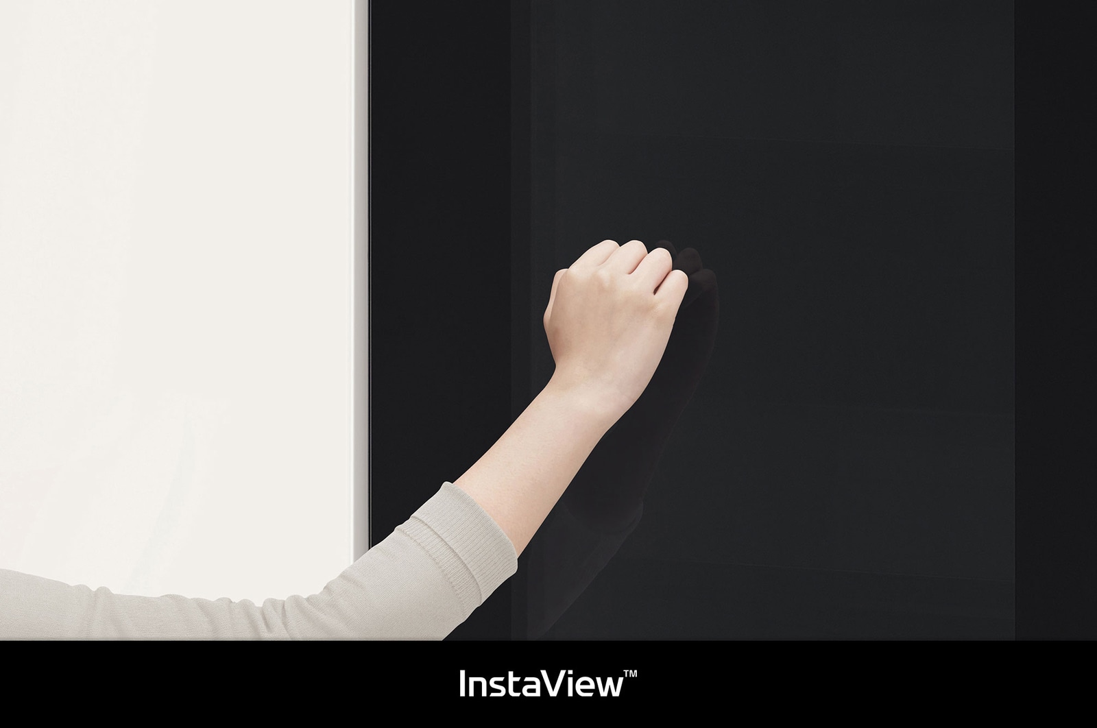 Refrigerador Side-by-Side LG VS23BQB Beige: una mano golpea el panel InstaView polarizado para iluminar el interior del refrigerador.