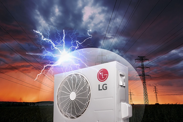 El ventilador LG que está fuera de la casa se muestra con un cielo oscuro con un rayo de fondo. El logo de LG es visible a un lado del motor.