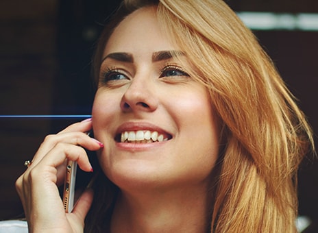 De izquierda a derecha: una mujer habla por teléfono afuera con un T90S, el T90S filtra el ruido de fondo y la otra mujer solo puede escuchar claramente su voz.