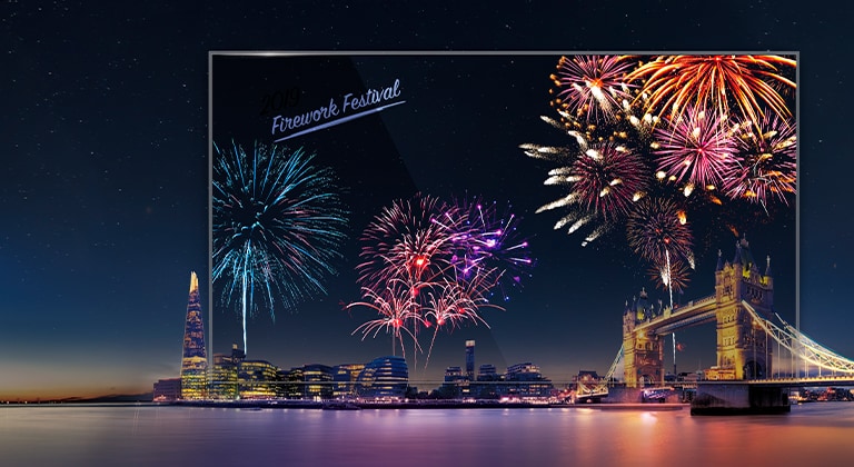 LG Transparent OLED Signage muestra vívidamente los fuegos artificiales, haciendo que la pantalla luzca más colorida en armonía con la vista nocturna real detrás de ella.