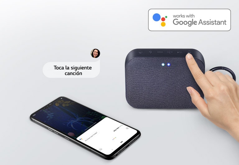 Un dedo apuntando al botón Mic en la parte superior de PM1. PM1 está mirando hacia el frente.