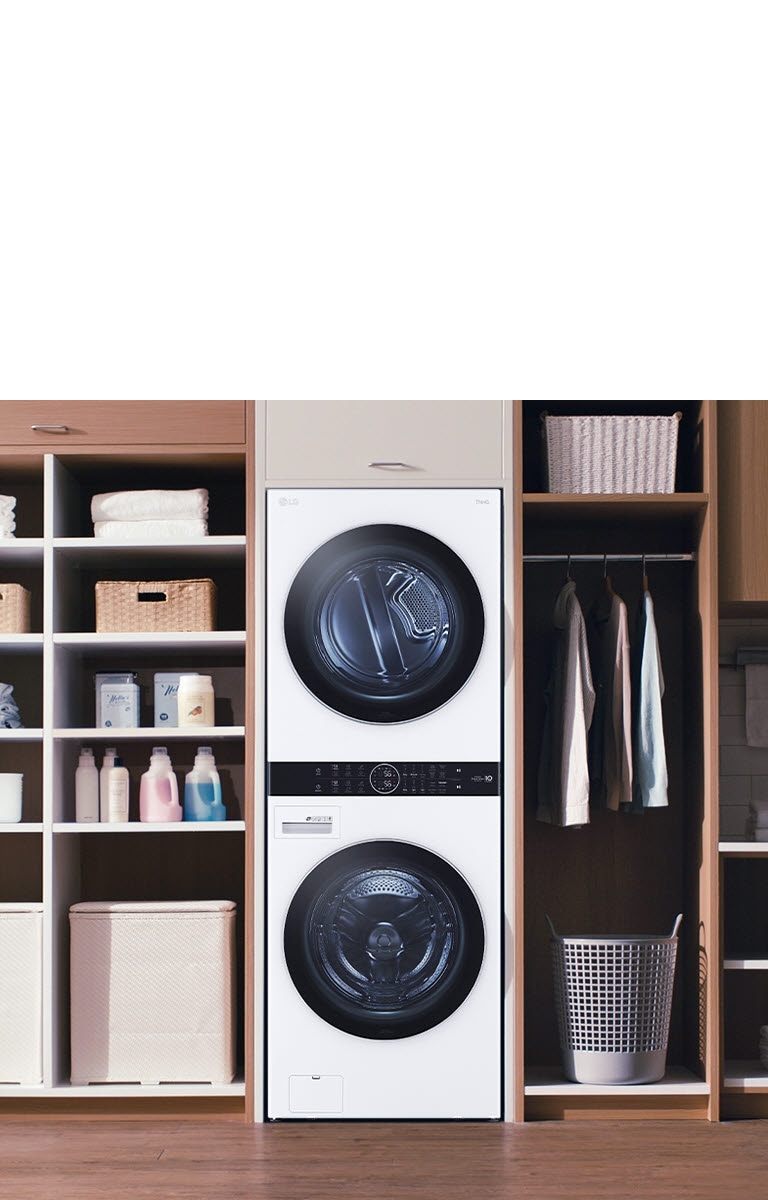 La LG WashTower™ con diseño estilizado maximiza el espacio en una sala de lavado organizada con muebles de almacenamiento.
