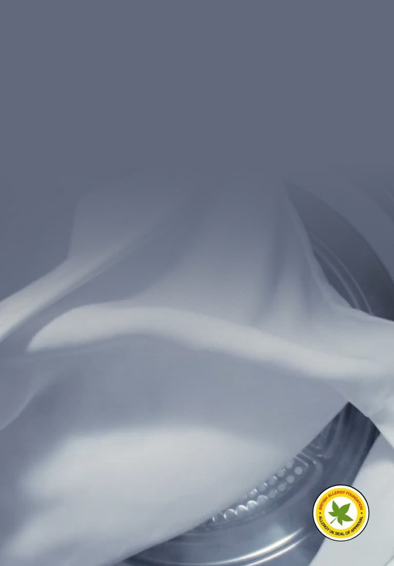 Prenda rodeada de vapor con logo de Certificado Libre de Alérgenos en la esquina inferior derecha.