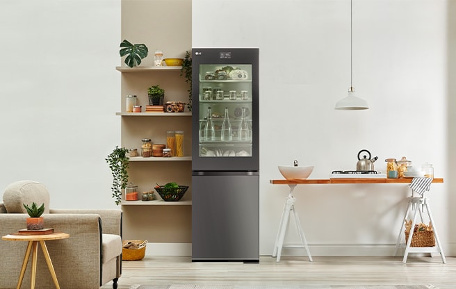 Imagen de un refrigerador colocado en un salón con un bonito interior.