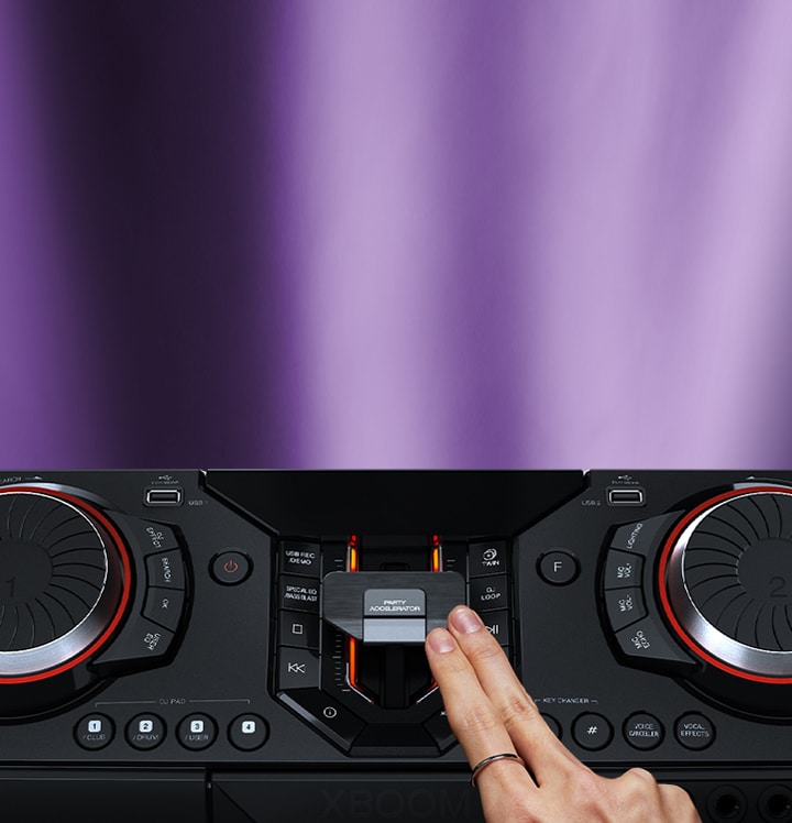 La imagen muestra un fondo borroso con focos violetas. En el centro de la imagen, hay un primer plano de la vista superior del receptor, con una mano que controla un mecanismo de aceleración de fiestas.