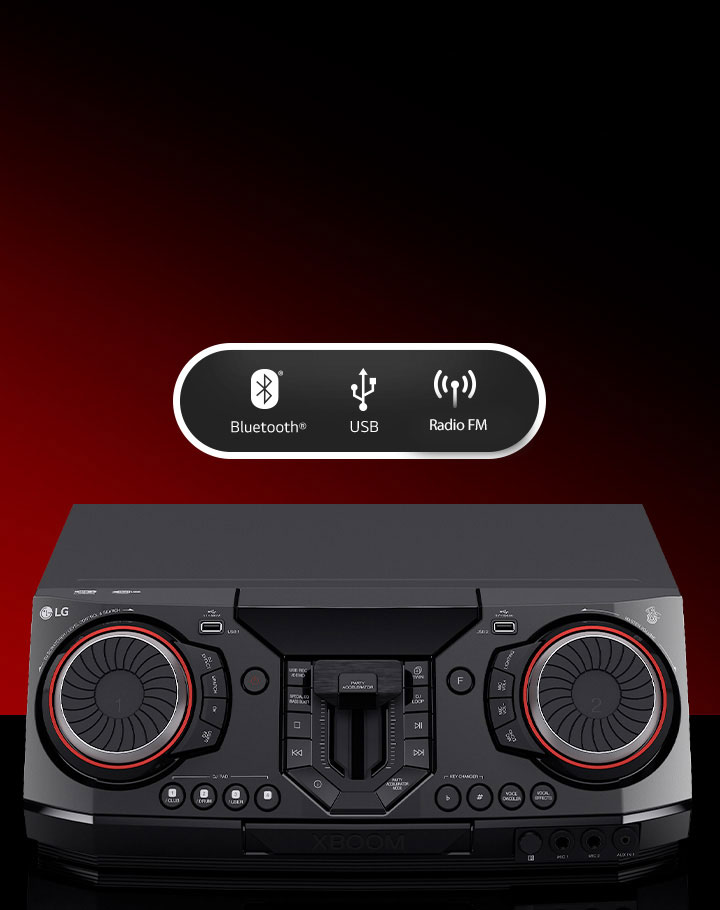 La imagen muestra un fondo degradado en rojo y negro. En el centro, se coloca una vista frontal del receptor sobre una superficie reflectante. En la parte superior del receptor, se muestran tres íconos: Bluetooth, USB y radio FM.