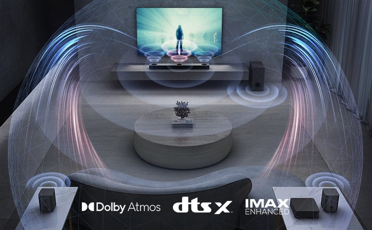 En la sala de estar, el televisor LG está en la pared. Se está reproduciendo una película en la pantalla del televisor. La barra de sonido LG está justo debajo del televisor en un estante gris con un subwoofer justo al lado. Un conjunto de 2 altavoces traseros están en la parte posterior de la sala de estar. Los gráficos de efectos de sonido salen de todos los altavoces. Dolby Atmos y DTS:X, se muestra el logotipo de IMAX Enhanced en la parte inferior central de la imagen.