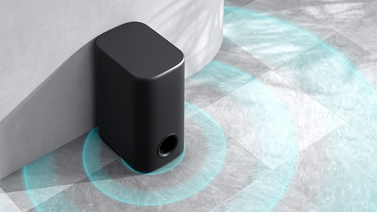 El subwoofer está colocado en el suelo y los gráficos de sonido salen por la parte inferior.