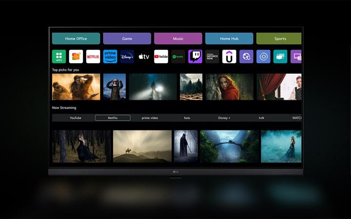 Pantalla de inicio de webOS 23 con las categorías Home Office, Game, Music, Home Hub y Sports. En la parte inferior de la pantalla se muestran recomendaciones personalizadas en "Top Picks for you" y "Now Streaming".