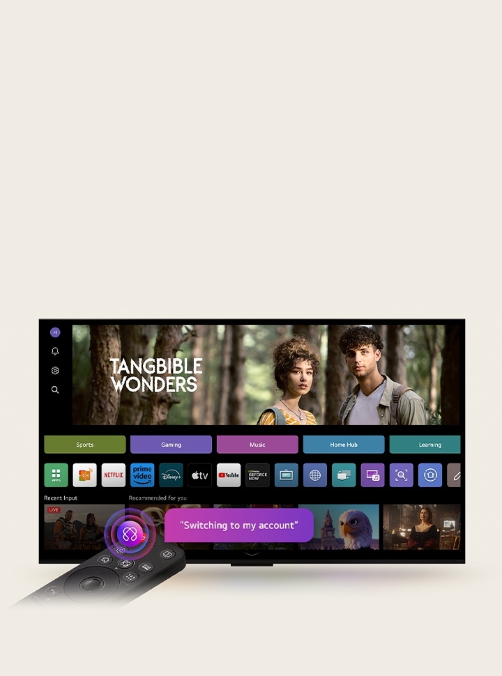 En la pantalla de un televisor LG OLED se encuentra la página de inicio de webOS 25 llena de aplicaciones y contenido de entretenimiento. Junto al televisor se encuentra el LG AI Magic Remote, cuyo botón AI está resaltado como si se activara con la voz del usuario. Junto a él hay un globo de diálogo que cambia a mi cuenta.