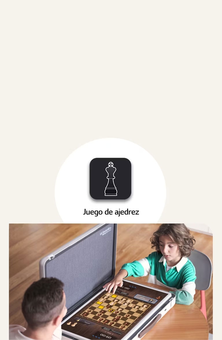 Padre e hijo juegan al ajedrez a través del LG StanbyME Go. En el centro de la imagen se muestra el icono del juego de ajedrez.