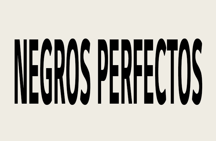 Las palabras “NEGRO PERFECTO” aparecen en negrita y en mayúsculas negras. Después, una escena montañosa en negro con una nítida definición se eleva para cubrir las letras, revelando también una aldea y dunas de arena. La copia negra desaparece tras un cielo negro.