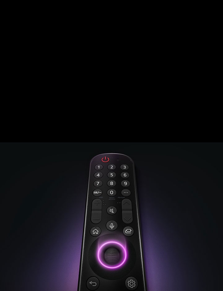 Un LG Magic Remote con el botón circular del medio, mientras una luz violeta de neón emana alrededor del botón para resaltarlos. Un suave resplandor violeta rodea el control remoto sobre un fondo negro.