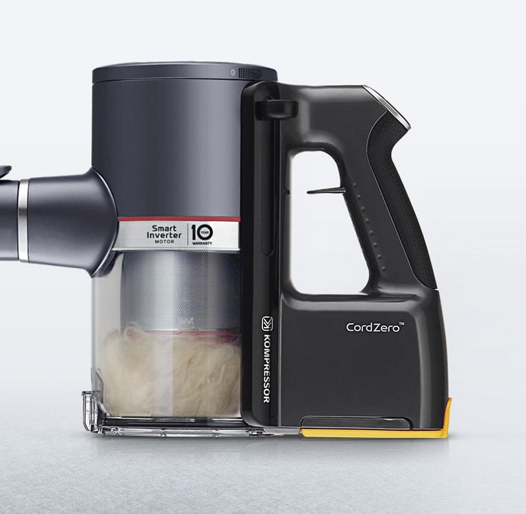 Muestra la escena de comprimir el polvo en el cabezal de la aspiradora.