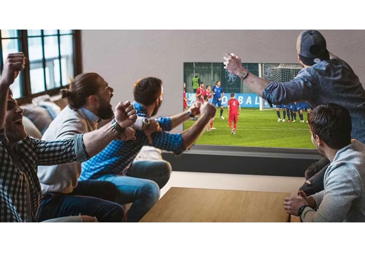 Amigos disfrutando un partido en un televisor 4K Ultra HD