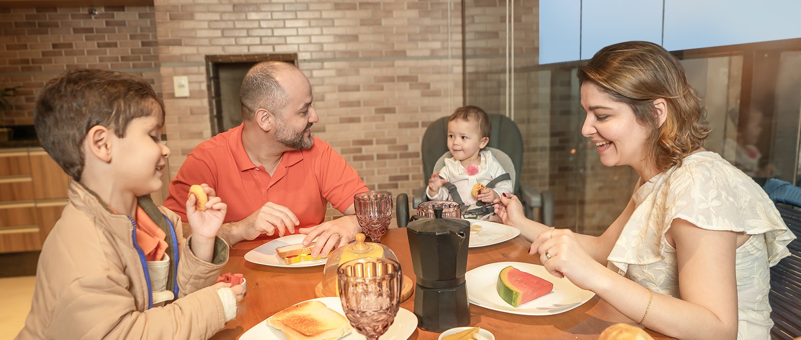 La familia se reunió alrededor de la mesa, compartiendo una comida con sonrisas en sus caras.