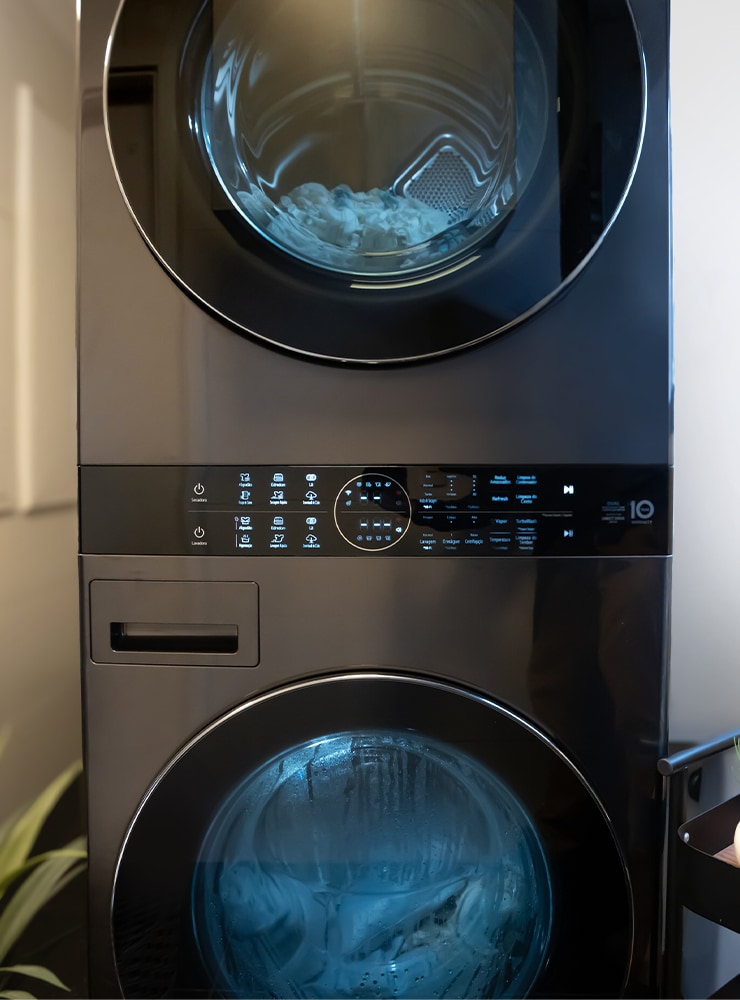 Una vista frontal de LG WashTower operando simultáneamente. Unidad inferior que es una lavadora y la unidad superior una secadora.