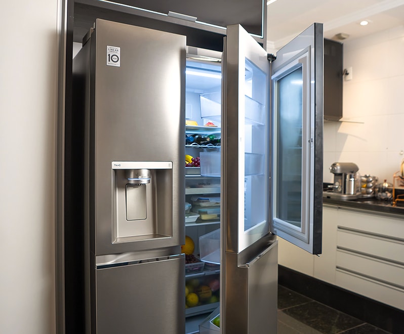 Véu frontal cuarto del refrigerador LG InstaView. Operando con su luz encendida. Es una característica especial: Door-in-Door ampliamente abierto.