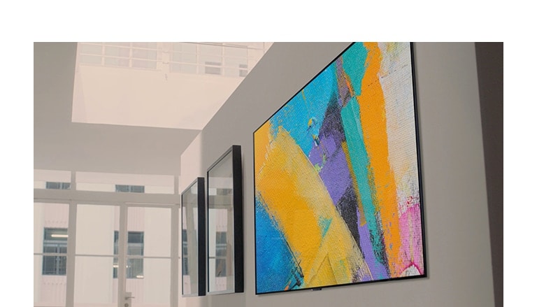 Una mujer y un hombre instalan un soporte de pared para colgar un televisor en la pared paso a paso con un soporte de pared y un kit de accesorios que proporcionan un papel guía y una caja de papel que facilitan la instalación. (reproducir el video)