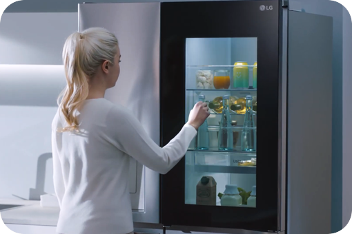 Esta es una imagen dando dos toques en el panel del refrigerador Instaview