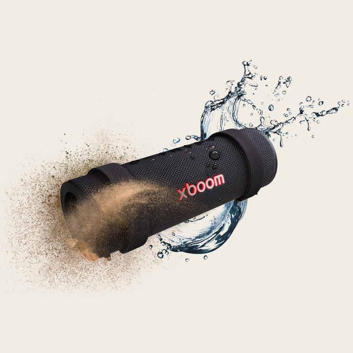 xboom Grab está colocado en forma hexagonal y detrás de él hay un montón de tierra a la izquierda y salpicaduras de agua a la derecha.