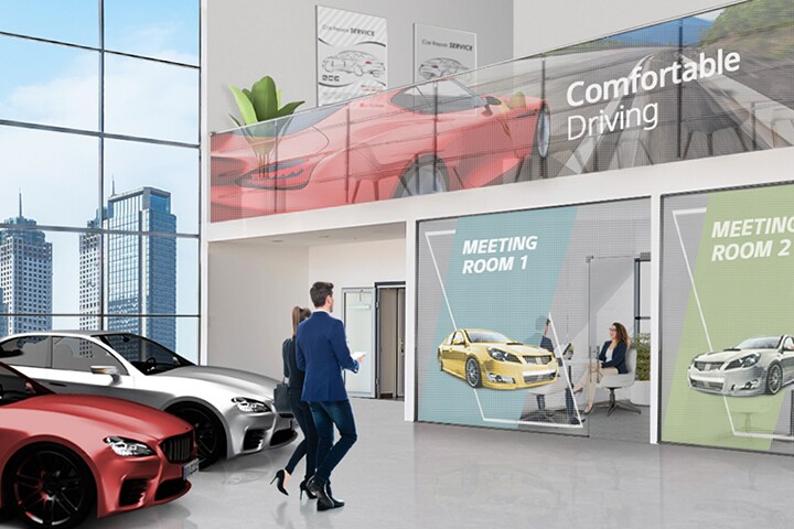 En las paredes de cristal de las oficinas y en el cristal de la barandilla del concesionario se han colocado láminas LED transparentes que muestran muy bien la publicidad de los coches.