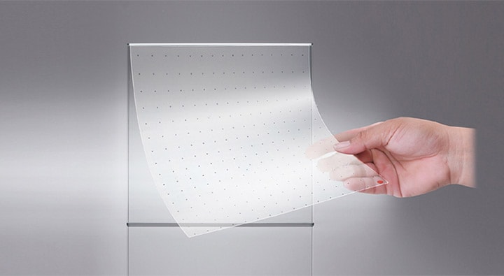 La lámina LED transparente de LG es autoadhesiva, por lo que puede adherirse fácilmente a la superficie de la ventana.