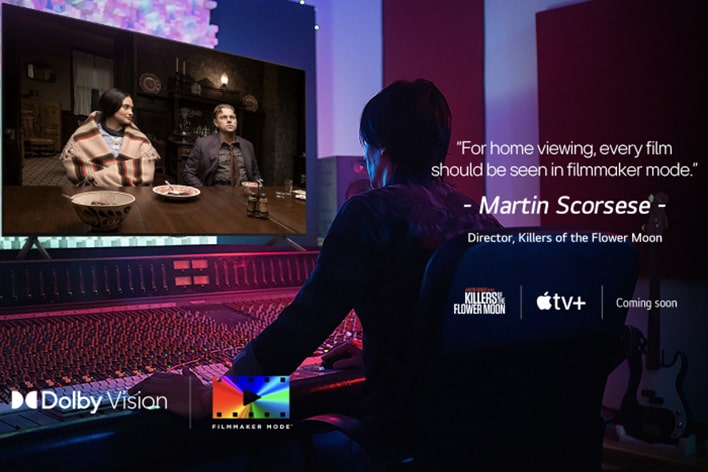 Un director frente a un panel de control editando la película "Killers of the Flower Moon" en un televisor LG OLED. Una cita de Martin Scorsese: "Para ver en casa, todas las películas deberían verse en modo cineasta", superpone la imagen con el logotipo de "Killers of the Flower Moon", el logotipo de Apple TV+ y el logotipo de "próximamente". En la parte inferior izquierda, el logotipo de Dolby Vision y el logotipo de FILMMAKER MODE™.
