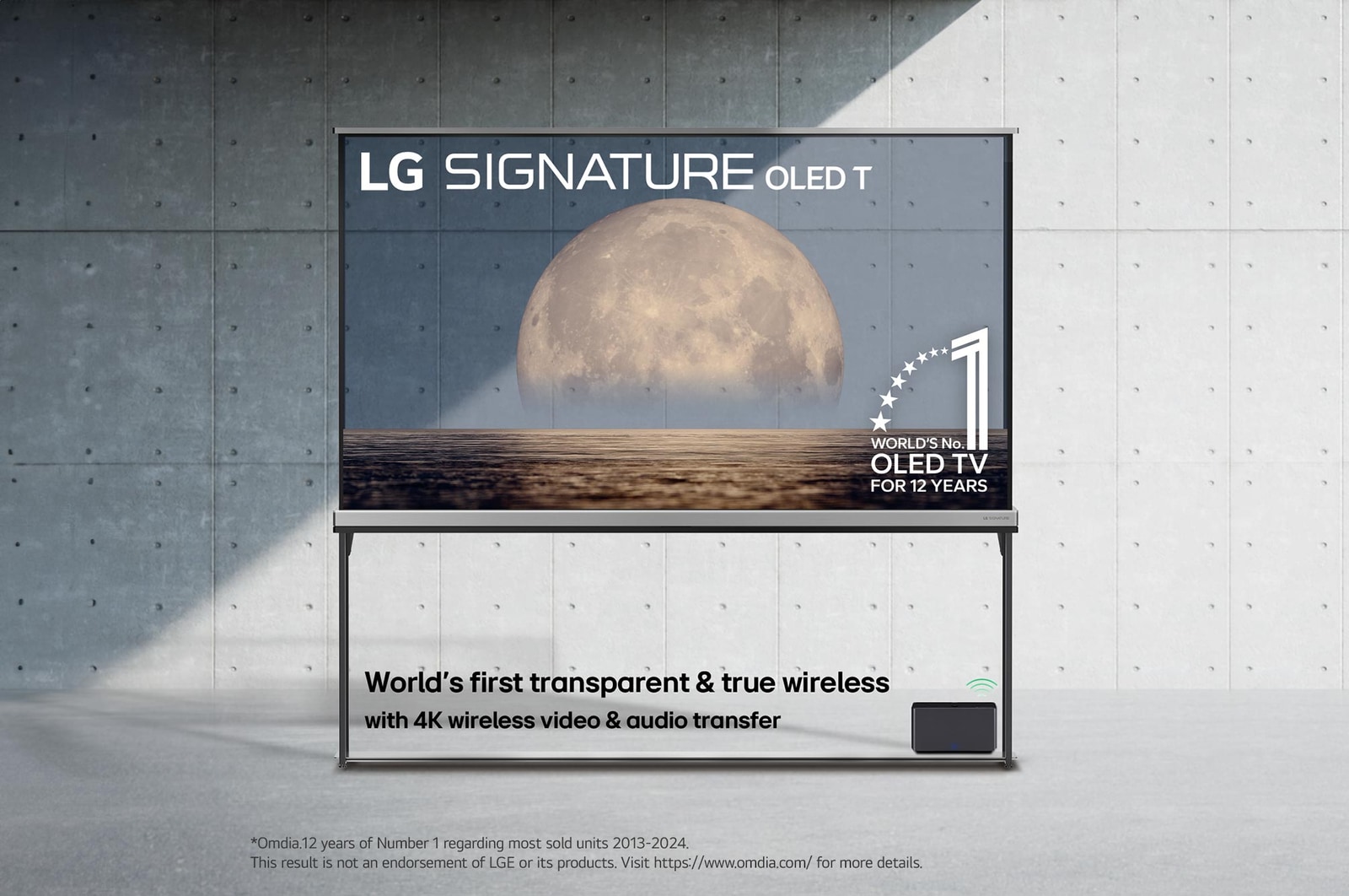 Vista frontal de Pantalla 77 pulgadas LG SIGNATURE OLED T4 AI SMART TV 2025 T transparente y totalmente inalámbrica con transmisión de audio y video 4K OLED77T4PSA