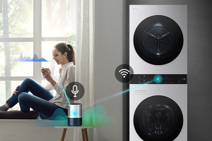 Una mujer está sentada en una ventana sosteniendo una bebida. Habla con el altavoz con inteligencia artificial mediante una línea que la une al altavoz y una onda de sonido junto a su cara. Luego, el altavoz con inteligencia artificial se conecta a la lavadora que se muestra con una línea y ondas de sonido.