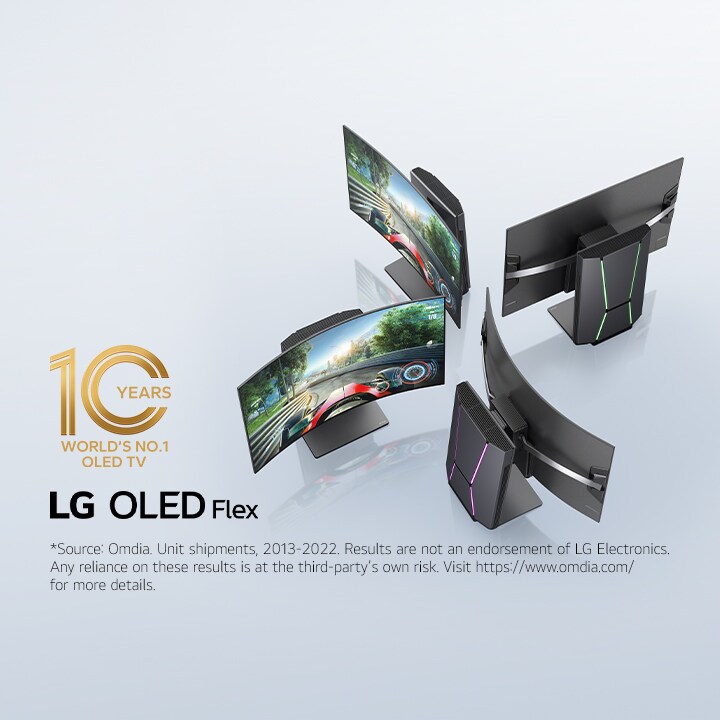 Cuatro televisores LG OLED Flex, uno al lado del otro en un ángulo de 45 grados. Cada uno tiene un nivel diferente de curvatura. Se ven dos televisores desde el frente con un juego de carreras en la pantalla, y dos se ven desde atrás mostrando Fusion Lighting.