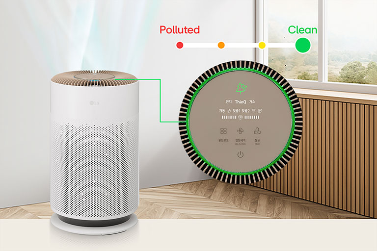 The front of the air purifier is visible, and an enlarged LED indicator is located on the right. Above the indicator, a line describing the air condition is visible. The window shows bad air, and the LED indicator shows a red light. This is a video showing the situation in which the air purifier operates, purifies the air, changes from orange to yellow and green, and the air in the house becomes clean.