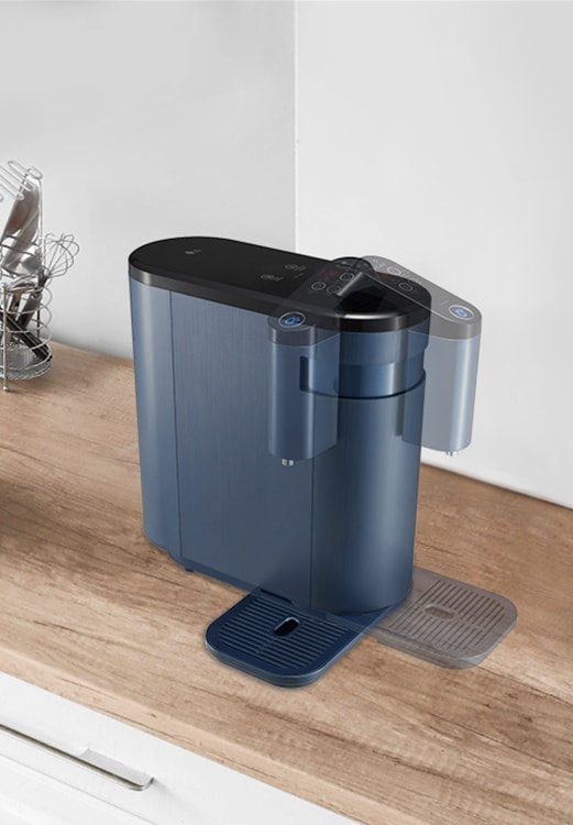 On the left side of the image showing the 180-degree rotation of the water purifier on the kitchen table, there are utensils and bread