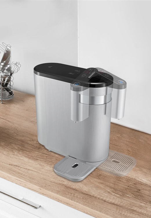 On the left side of the image showing the 180-degree rotation of the water purifier on the kitchen table, there are utensils and bread