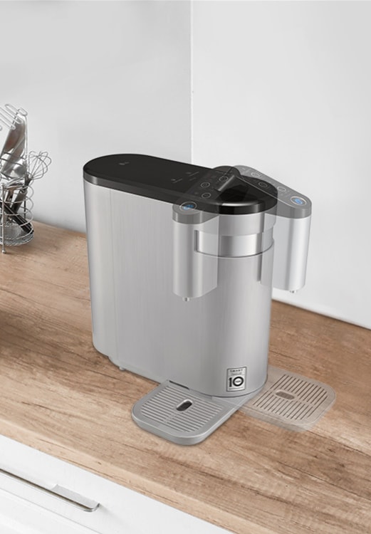 On the left side of the image showing the 180-degree rotation of the water purifier on the kitchen table, there are utensils and bread