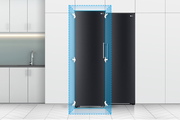 The front view of the freezer is shown in a kitchen. A blue 3D square and arrows pointing inward toward the door show how the freezer fits perfectly in a standard kitchen.