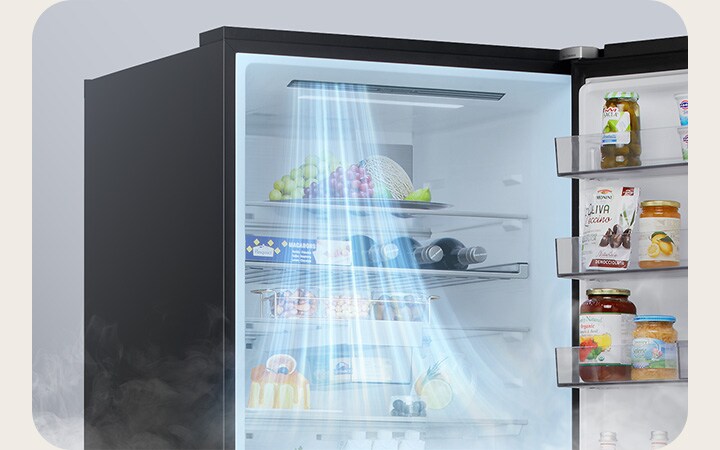 LG koel‑vriescombinatie GBBS322CEV open met blauwe luchtstroom naar deurvakken voor fruit en flessen.
