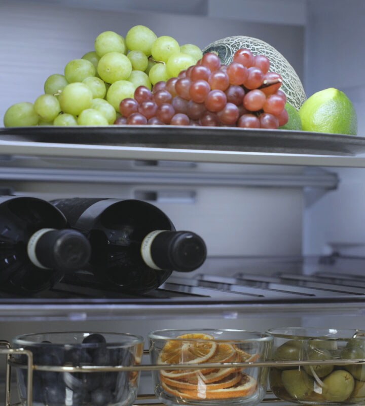 LG koelkast GBBS322CEV binnenaanzicht met fruit boven, wijnflessen midden en fruit onder.