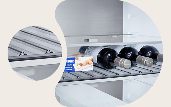 LG koelkast GBBS322CEV close‑up wijnrek met vier flessen en macarons, ontwerp uitvergroot.