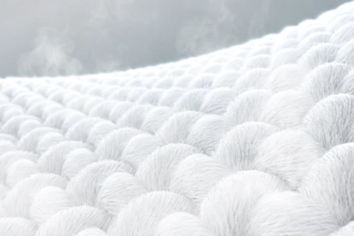 Video met een ingezoomd detail van stof dat met stoom wordt behandeld