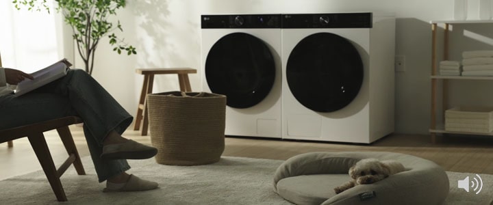 Video van het starten van een wascyclus, met stille centrifuurgeluiden op de achtergrond, terwijl iemand ontspannen zit met een hond