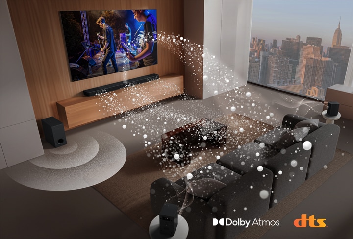 LG Soundbar, LG TV, achterluidsprekers en een subwoofer staan in een huiskamer van een wolkenkrabber met een muziekoptreden in beeld. De soundbar stoot geluidsgolven gemaakt van druppels uit, die zich om de bank heen bewegen als surroundgeluid. Een subwoofer maakt een geluidseffect van onderen. Dolby Atmos-logo DTS X-logo
