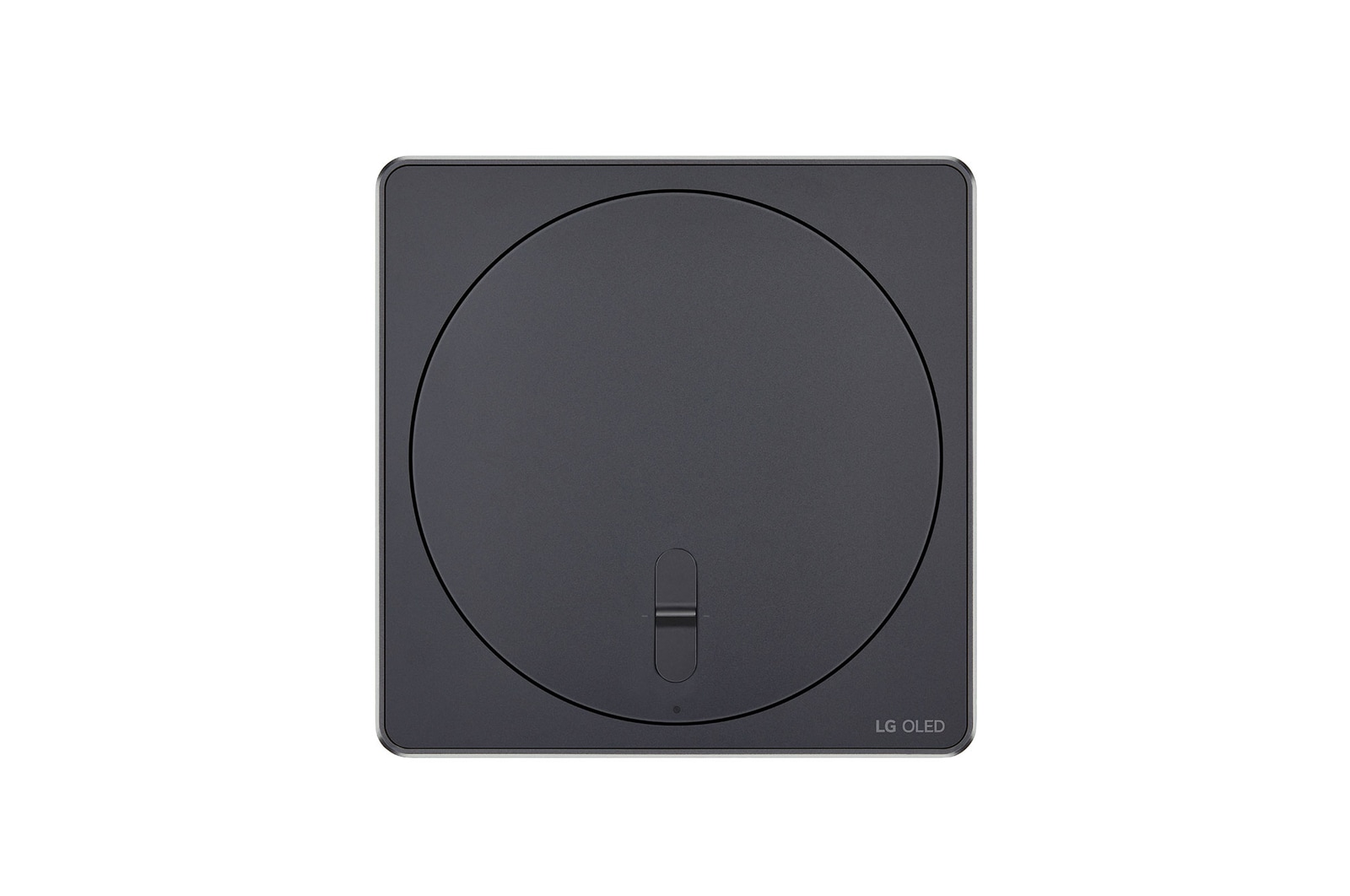 Een LG OLED evo M4 vanuit een hoek gemonteerd op de muur in een heldere, moderne woonkamer. Een Zero Connect Box op een tafel ervoor, en een rood wifisignaal en rode straal die naar de tv gaat. De woorden “clutter FREE” (opgeruimd) verschijnen in de hoek rechtsonder.