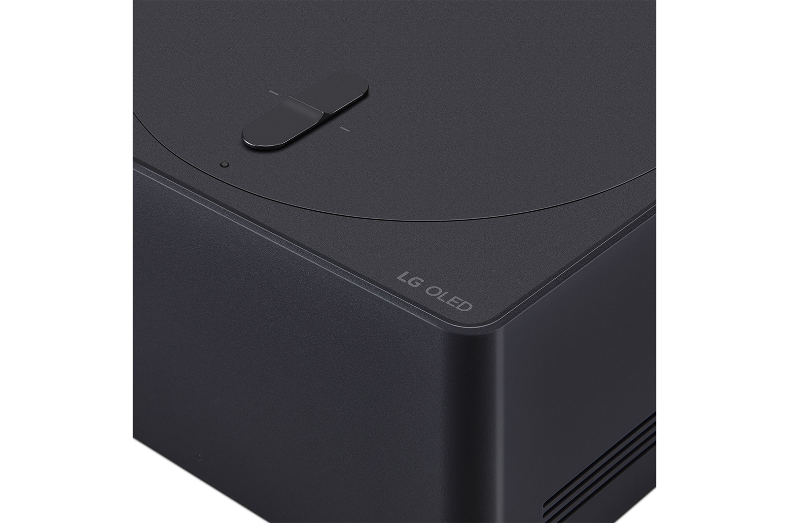 Een LG OLED evo M4 gemonteerd op een gemarmerde muur van een heldere, moderne huiskamer. Een Zero Connect Box op een tafel achter andere meubels, en een rood wifisignaal en rode straal die naar de tv gaat. De woorden “location FREE” (locatie-onafhankelijk) verschijnen in de hoek linksonder.