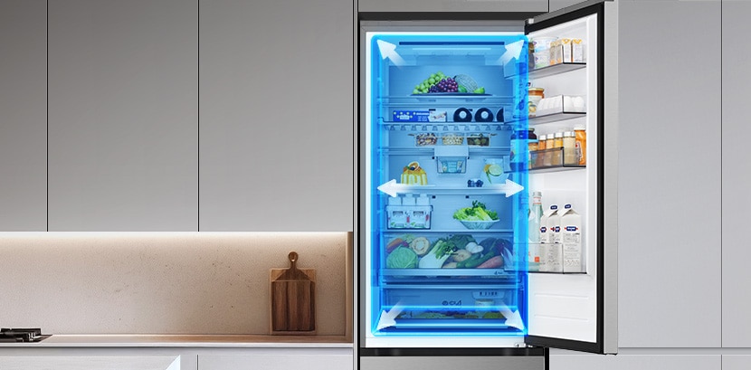 Volledig geopende LG-bodemvriezer (gbbs726cpy) met bovenkoelkastvak met eten in lades met blauwe overlays en pijlen die het ruime interieur weergeven