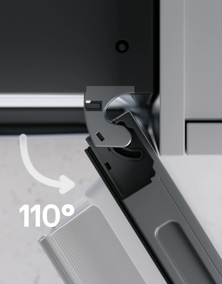 LG koelkast GBBS322BPY met rechterdeur 110° open en gebogen scharnier strak naast grijze kast.