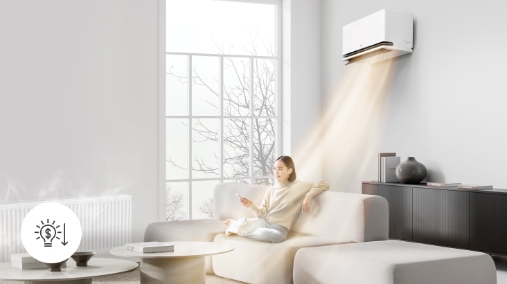 Een vrouw ontspant met een warmtepomp airconditioner en een verwarming die eronder werkt