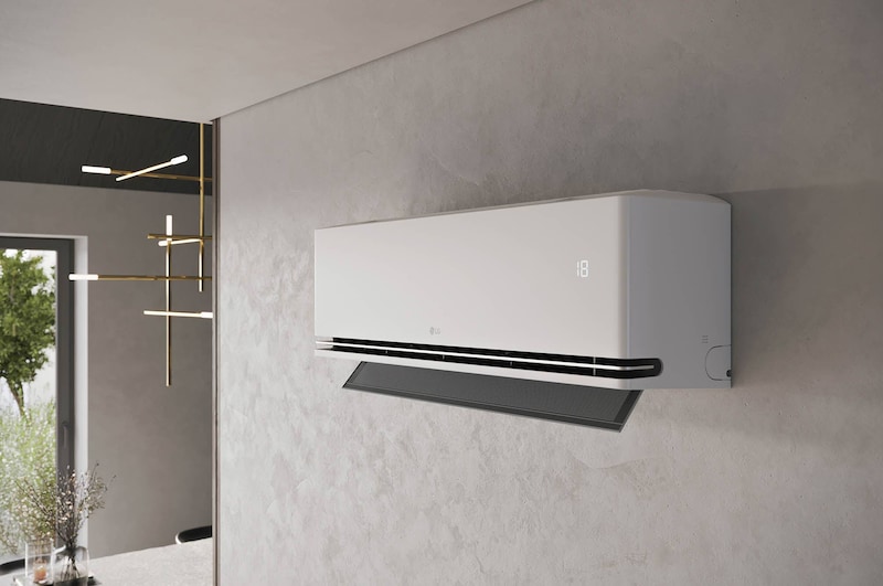 LG AI airconditioner met open luchtklep, waarop 18°C wordt weergegeven.